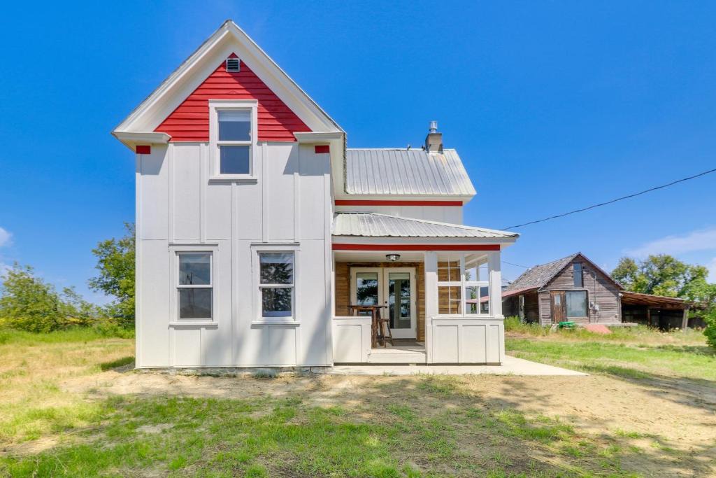 Kalispell House | Remodeled Kalispell Farmhouse with Mountain Views