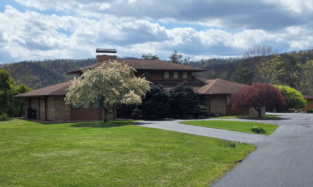 Nimitz House | Remodeled mountain home, theater room, minutes from Bluestone and Pipestem Parks