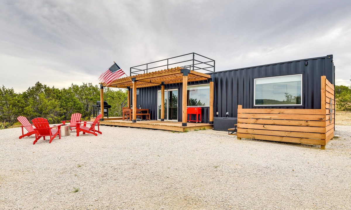 Thurber House | Remote Strawn Container Home w/Hot Tub!