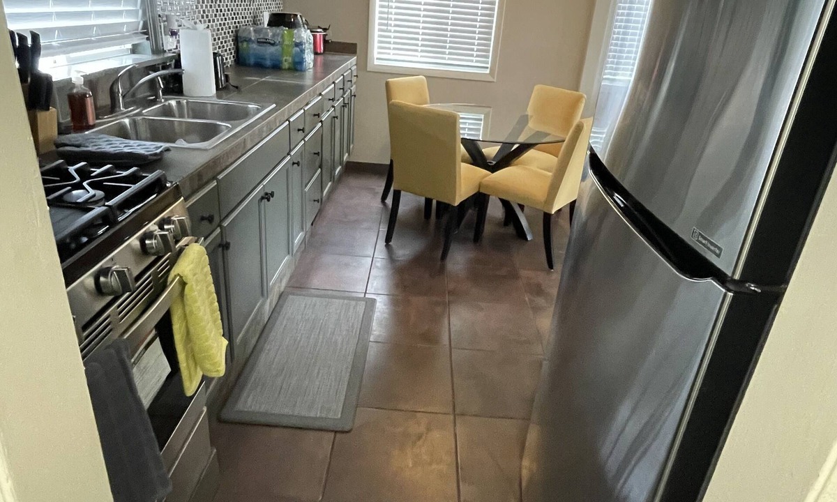 Berkley House | Renovated 3 bedrooms 4 beds 2.5 miles from Beaumont