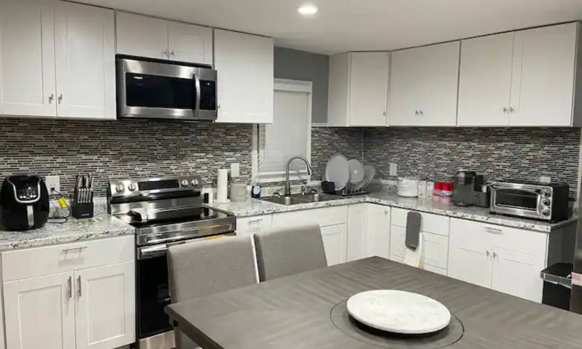 North Chesterfield House | Renovated Modern Stylish “Vibrant” 4bdrm Home