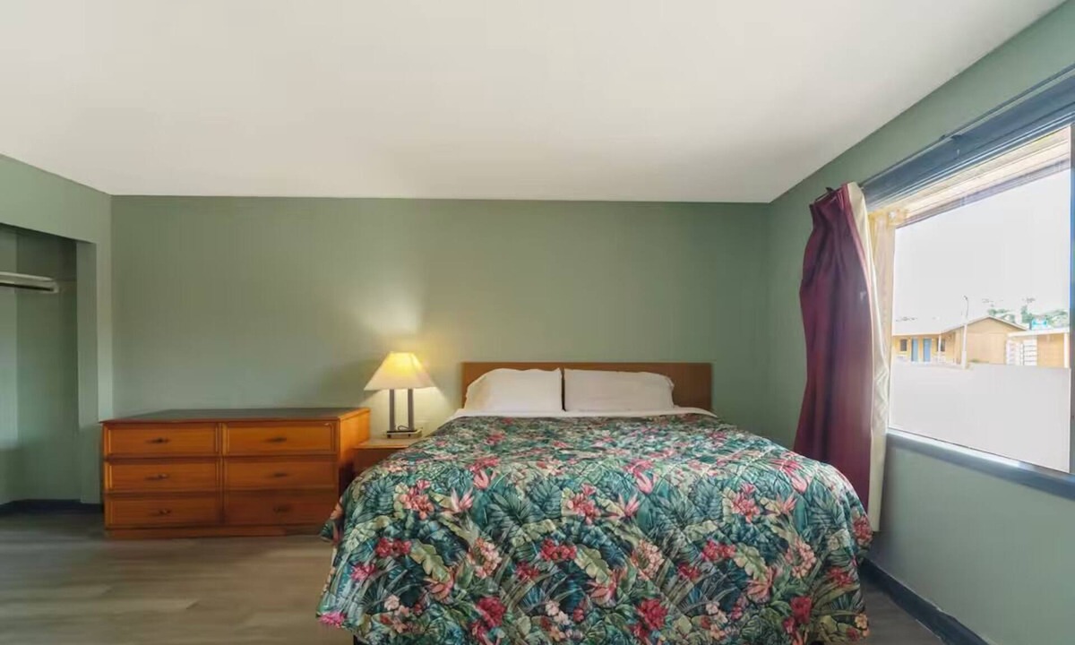 Clute Hotel | Renovated Private Room Perfect for Downtown Business Trips, w/Free Pakring