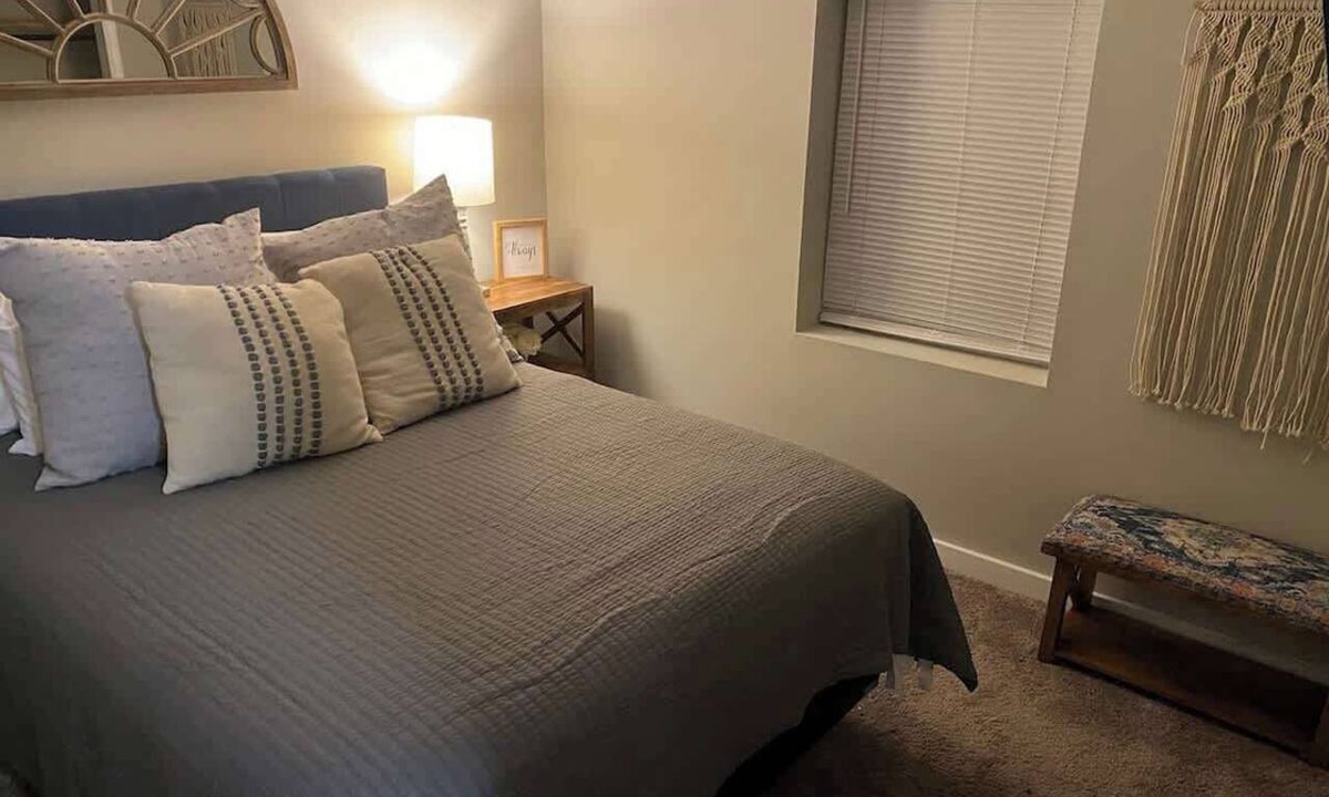 Laurens Apartment | Retreat | High-Speed WiFi | Prime Location