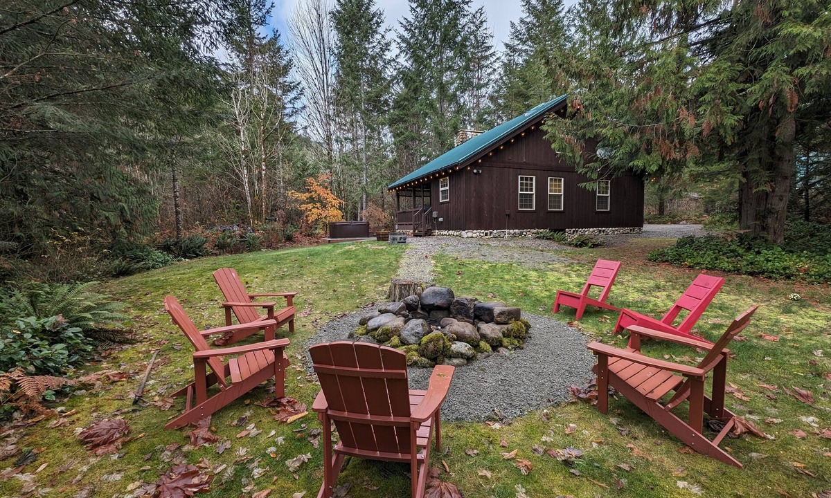 Skykomish Ski Chalet | River Rock Chalet - Hot Tub, Pets, EV Charger, Minutes to Stevens Pass