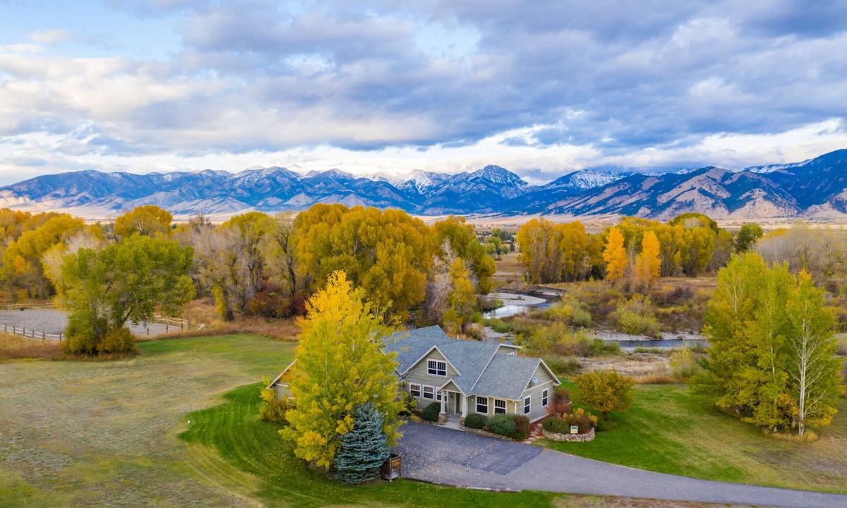 Bozeman House | River's Bend Retreat - Fishing on the East Gallatin River with Mountain Views
