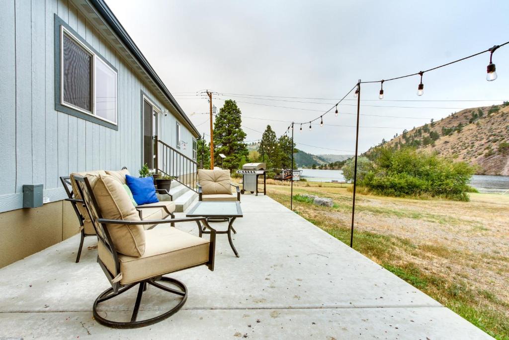 Helena House | Riverfront Helena Retreat with Small Dock and Kayaks!