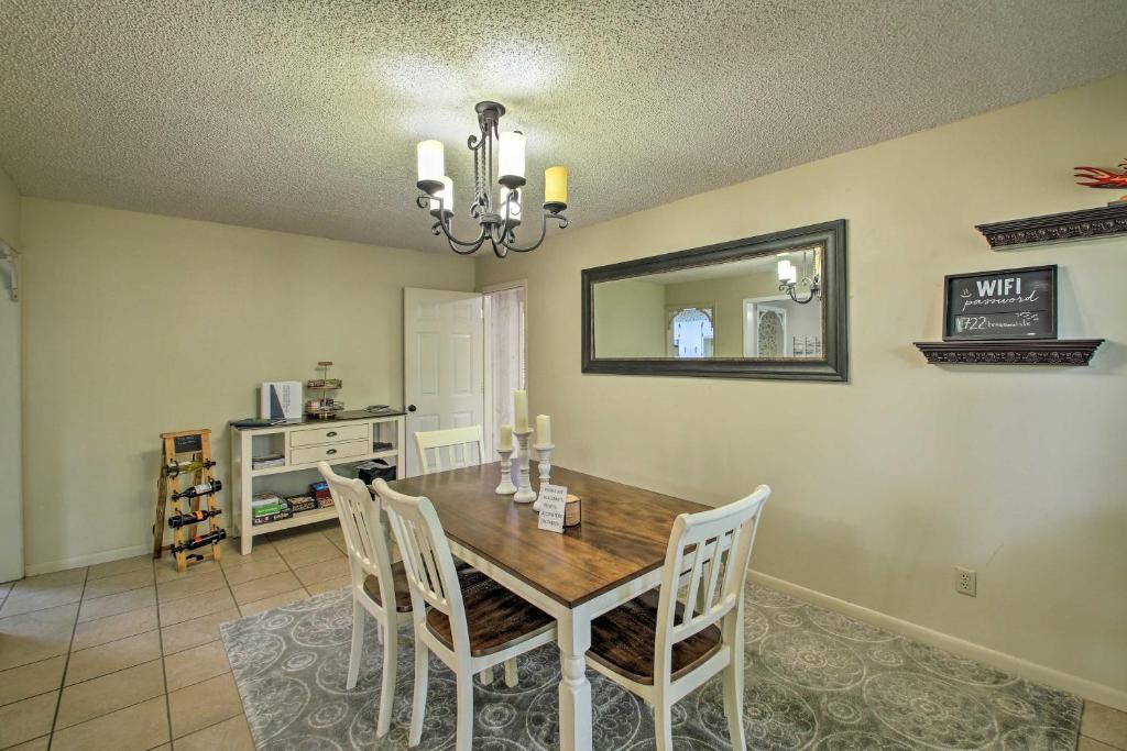 Mid America House | Riverfront Home with Kayaks and Lake Hamilton Access!
