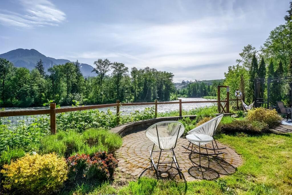 Gold Bar House | Riverfront Paradise w/Hot Tub-Little River House