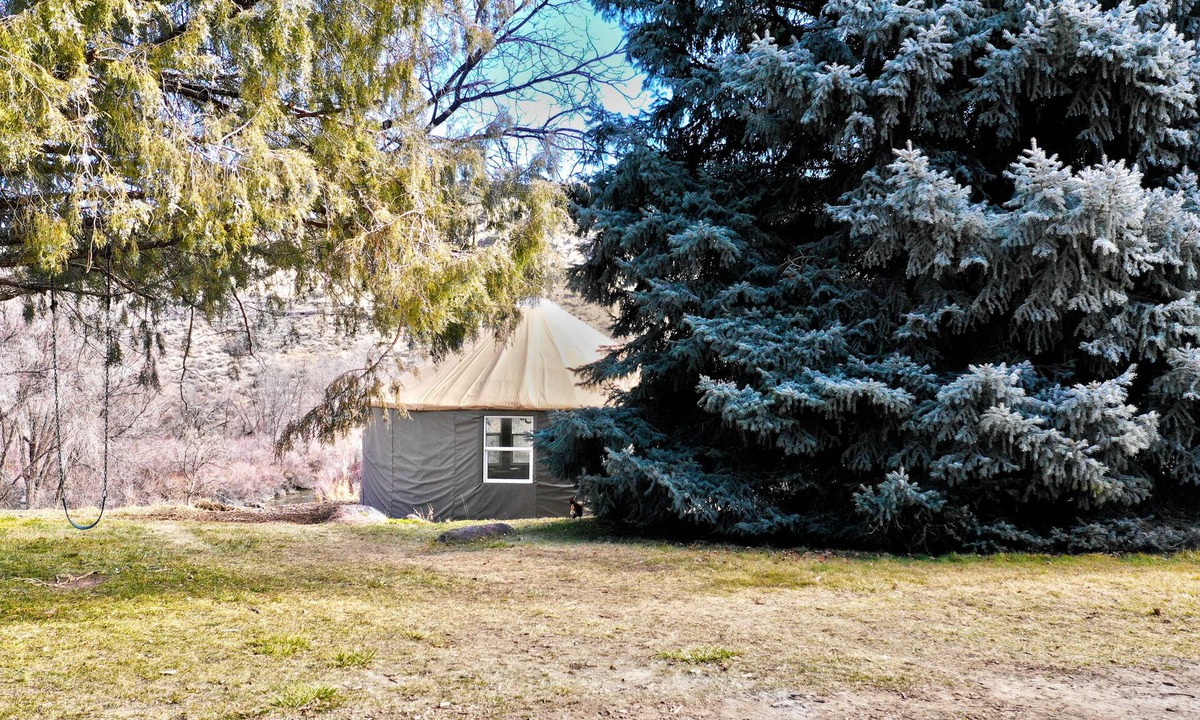 Buhl Apartment | Riverfront Yurt w/Hot Tub Near Hot Springs, Hiking & Kayaking