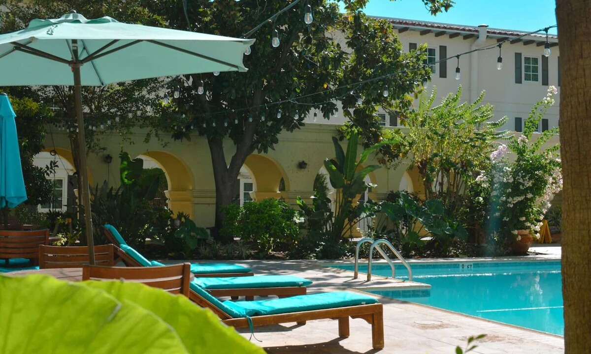 Western Division Hotel | Riverside Pet-Friendly Double Suite | 4 Units w/Pool, Bar, Grill & Hot Tub