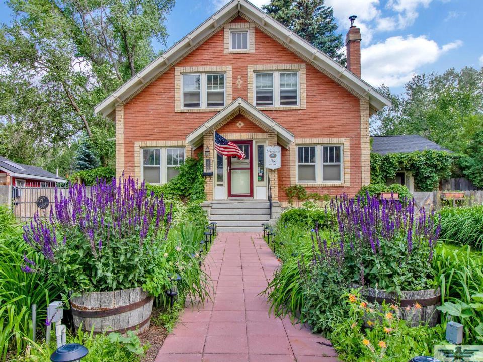 Cody Bed & Breakfast | Robins Nest Bed & Breakfast