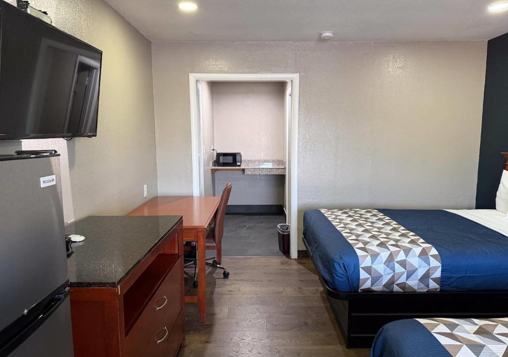 Ada Hotel | Rodeway Inn & Suites