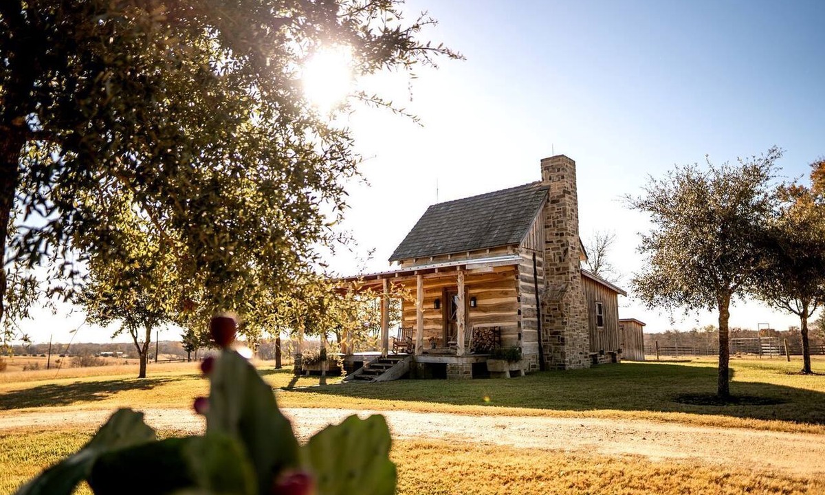 New Ulm Cabin | Romantic Cabin Rental for Two with Stone Fireplace in New Ulm, Texas