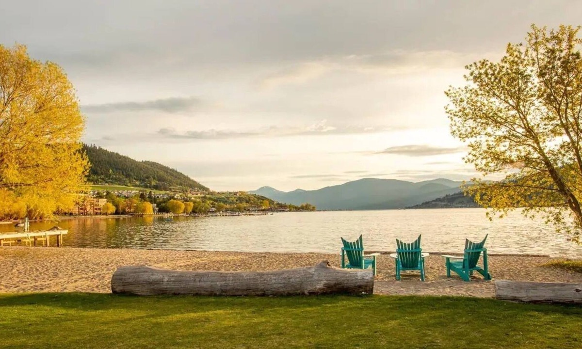 Vernon Condo | Romantic Lakeside studio suite w/pool, deck, gym, pickle ball