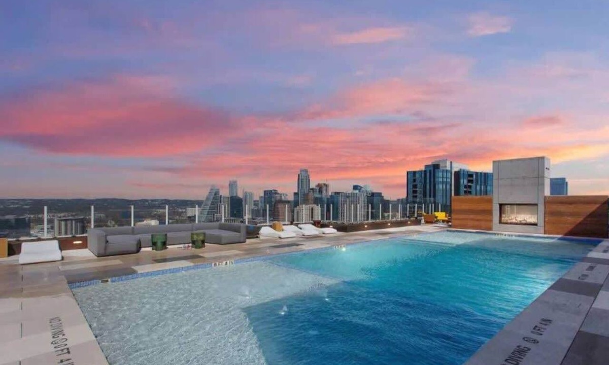 Rainey Street Historic District Condo | Rooftop Pool East Cider by Barcle