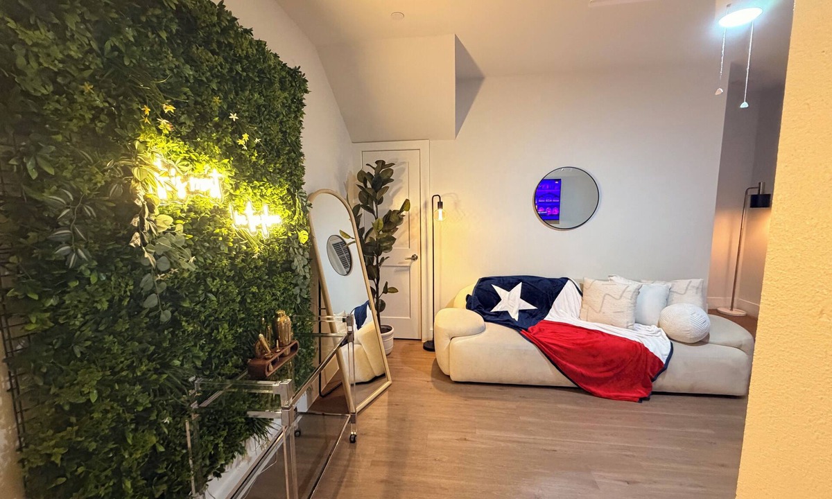 Junius Heights Apartment | Rooftop Retreat Near Lower Greenville & Downtown