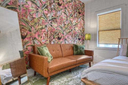 Galveston Hotel | Room 7 Oleander Hotel Walk to Cruise Terminal, Restaurants & The Strand