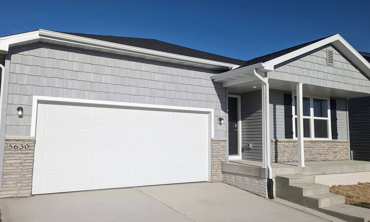 Altoona House | Room for 9. New modern and perfect location, close to I-80. Sparkling clean!