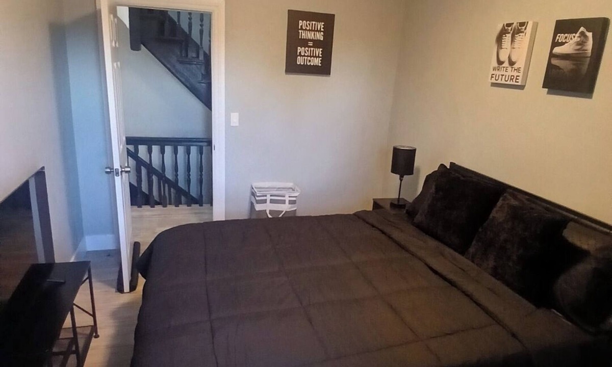 South Side House | Room in a spacious 6-bedroom house in suburban Mount Vernon next to metro north