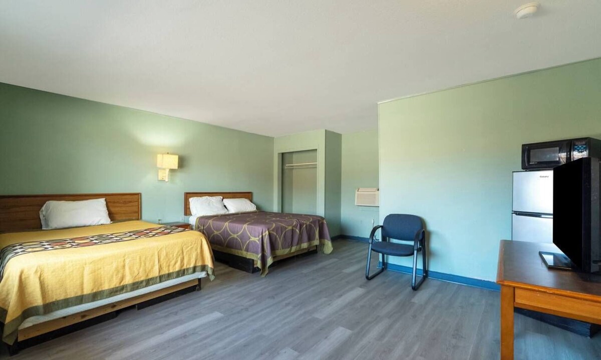 Clute Hotel | Room w/Free Parking Perfect for a Relaxing Stay Near Surfside
