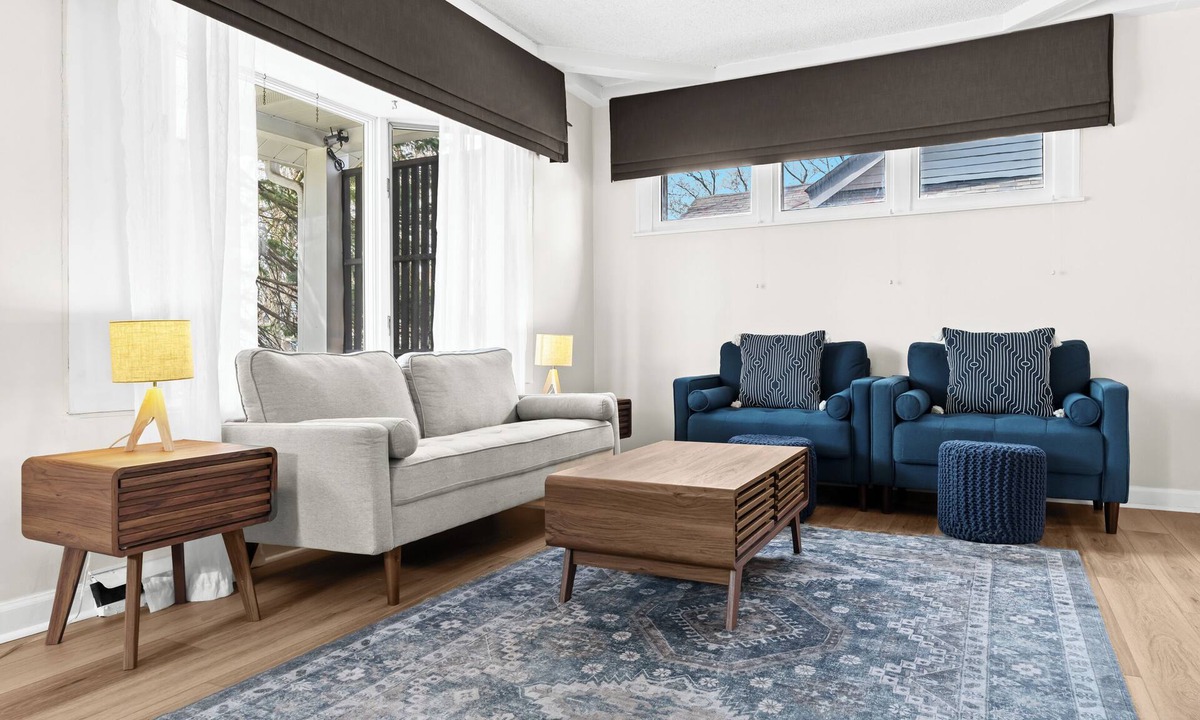 Royal Oak House | Royal Blue Haven ~ Walk Downtown Royal Oak, Game Room, Jetted Tub, Clean + Cozy