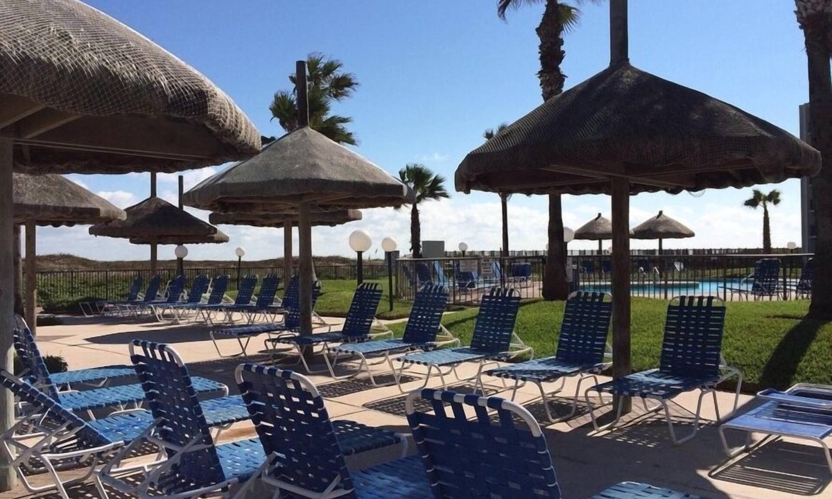 South Padre Island Condo | Royale Beach & Tennis Resort Lively 1BR Condo with Hot Tub