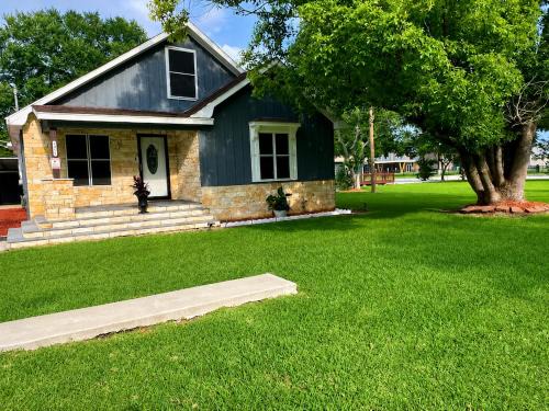Port Arthur House | Ruby on Jade Modern Ranch with Amazing Patio