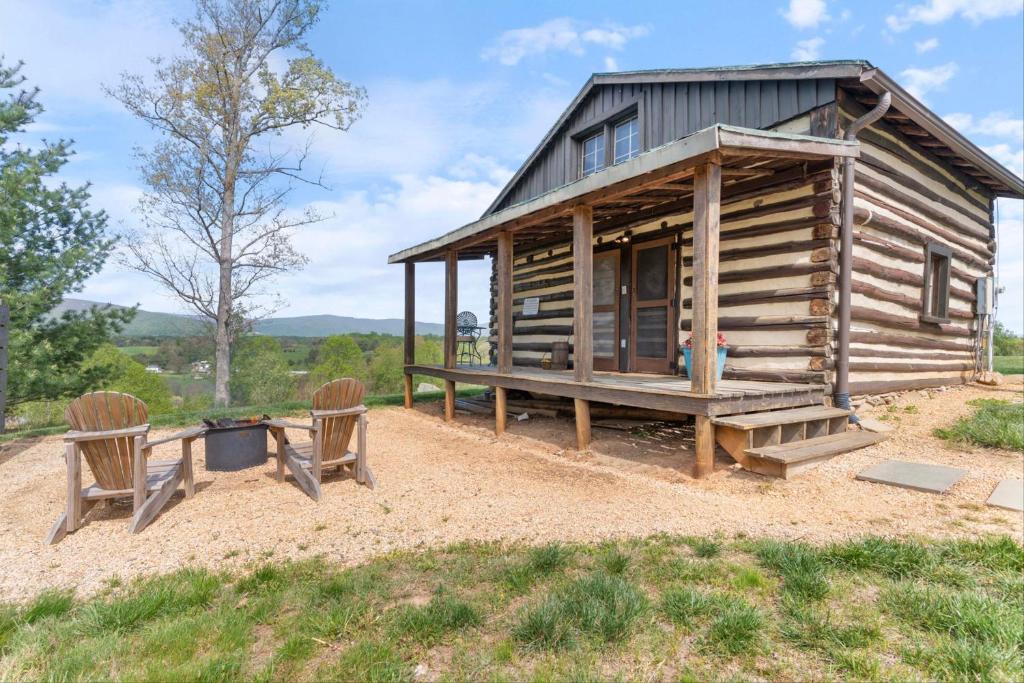 Batesville Apartment | Rustic Bailey's Retreat Cabin Near Wineries!