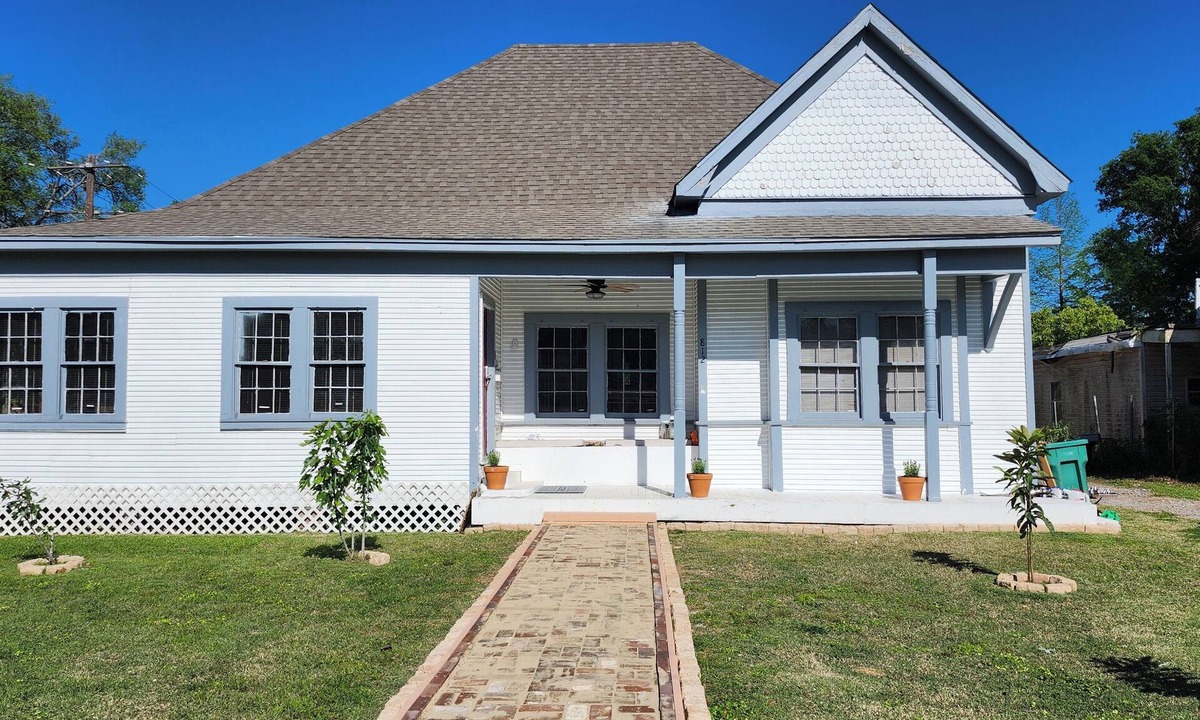 Orange House | Rustic Cajun Country Charm less than one mile from Lamar College and boat docks.