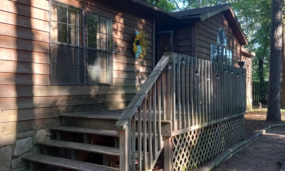 Morrilton House | Rustic Hide Away House near Petit Jean State Park!