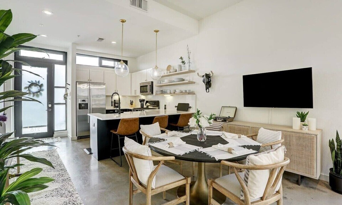 South Lamar House | S Lamar Loft King Bed Tree Balcony Pets Zilker