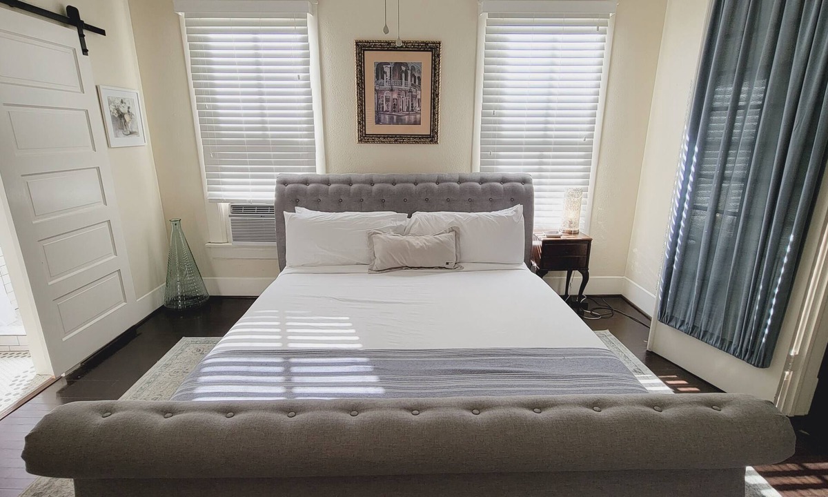 Galveston Apartment | Sail La Víe - 1/1 King with full kitchen - EEHD - Walk Downtown or Cruises