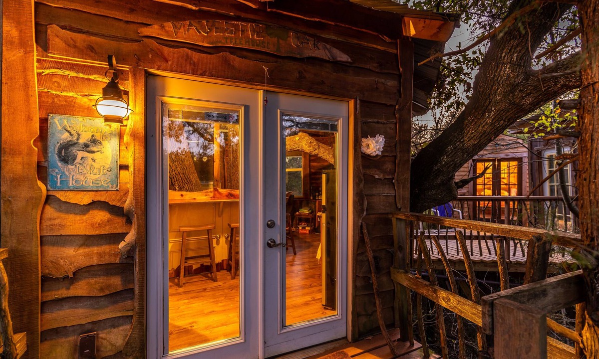 Celeste Bed & Breakfast | Savannah's Meadow