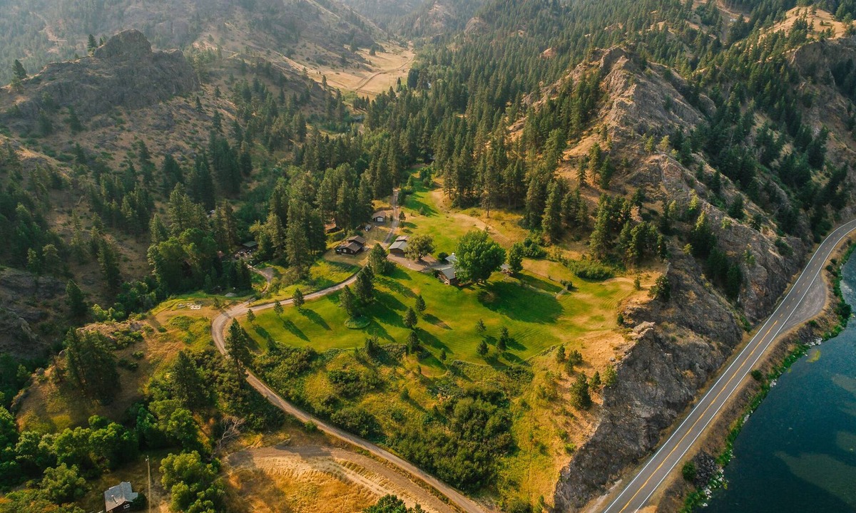 Cascade House | SCENIC HIDDEN VIEW ESTATE Next to the Missouri River