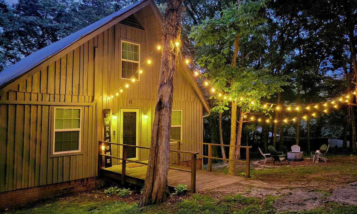 Carthage Cottage | Scenic Views, king bed, Quiet Retreat, Projector Room with 2 Canine Friends