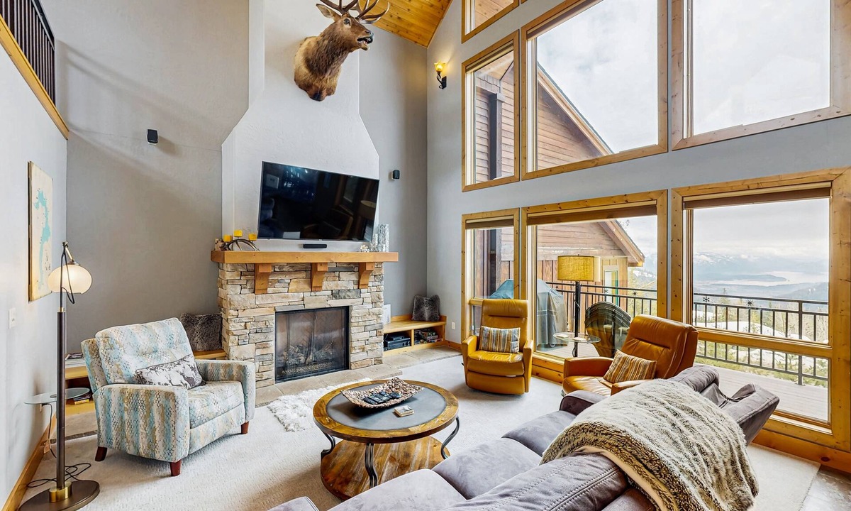 Sandpoint House | Schweitzer Mountain ski-in/ski-out townhome w/private hot tub & lake view