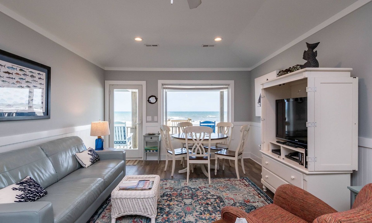 Long Beach House | Sea Fever: Beachy Oceanfront House on East Beach