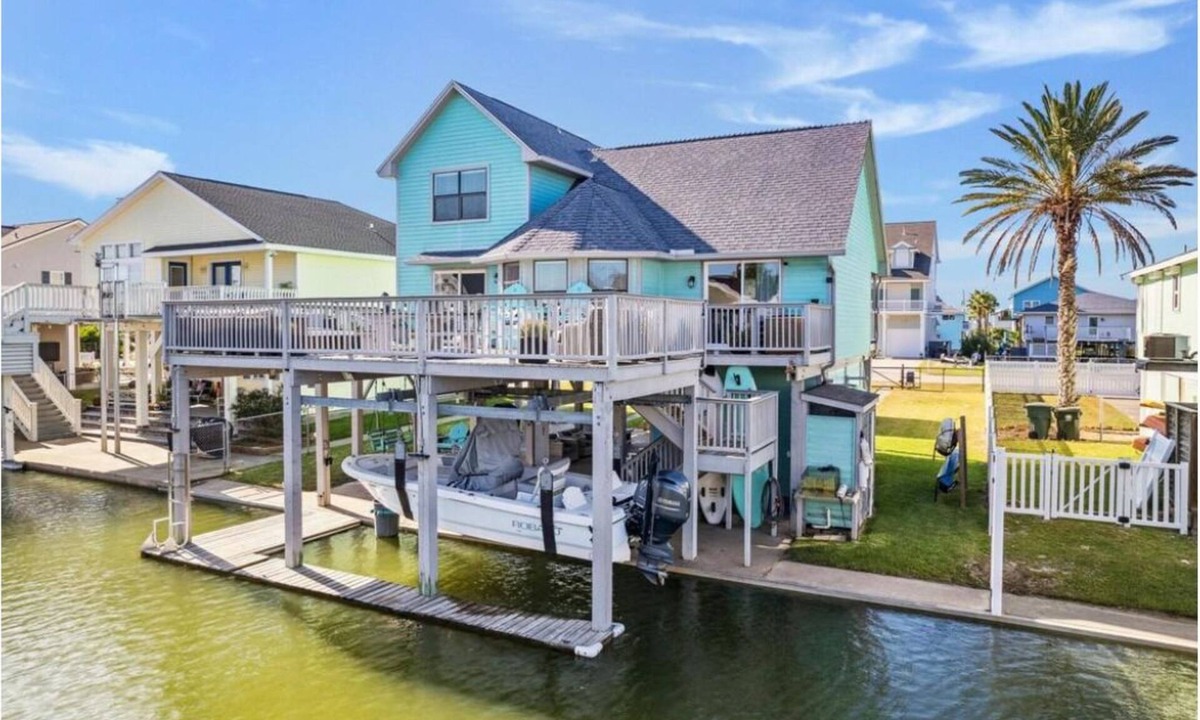 Galveston House | Sea Isle Canal Retreat: Kayaks, Fishing, Pet Friendly & Cozy Comfort!