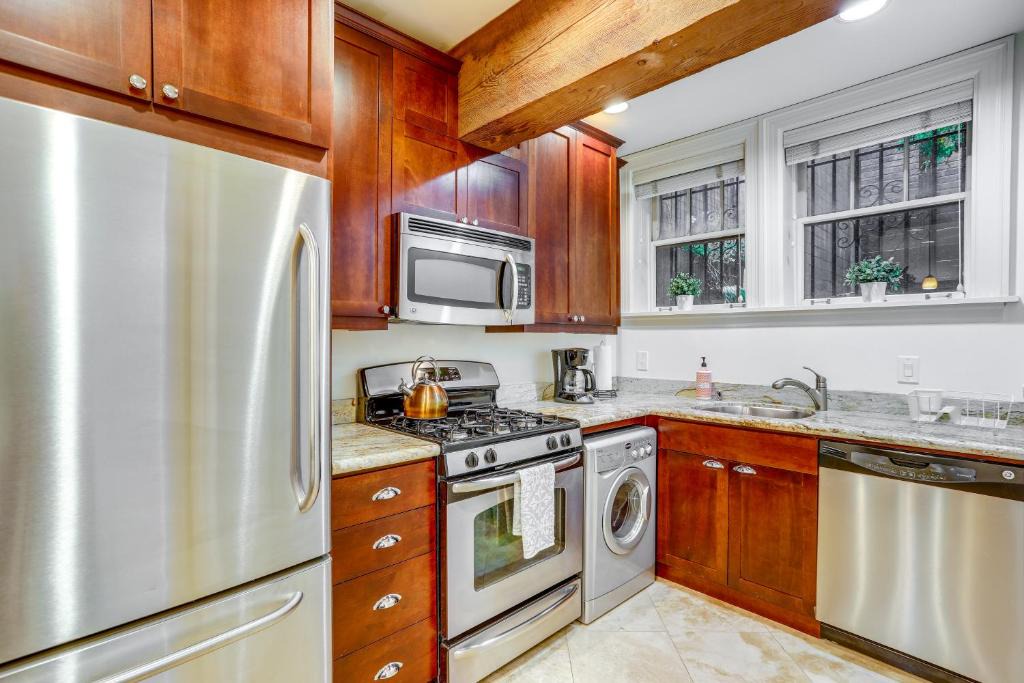 Belltown Apartment | Seattle Condo with Parking, Near Space Needle!