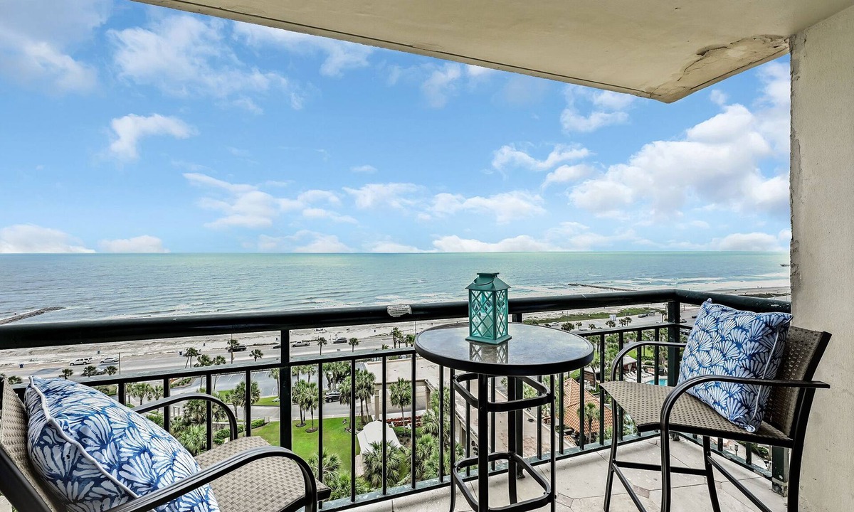 Galveston Resort | Seawall Perch ~ Luxurious Resort Life Beach Getaway 1bd/1.5bath