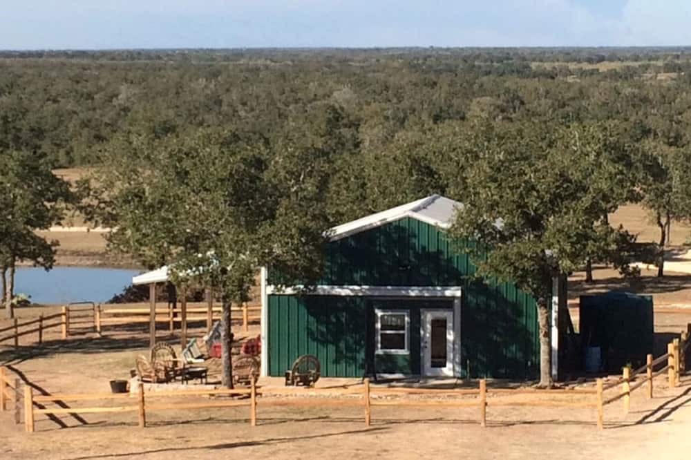 Bebe Cabin | Secluded Group Cabin on Fun Ranch near Gonzales, Texas