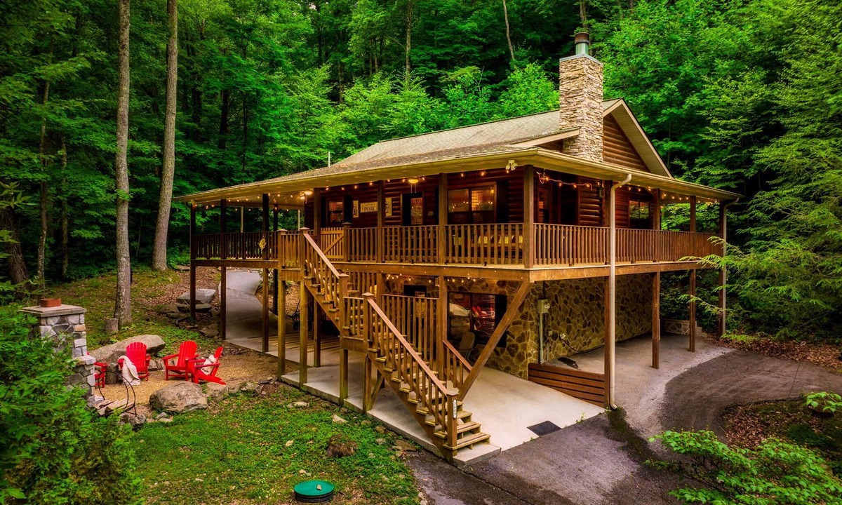 Smoky Mountains Cabin | Secluded/Outdoor Oasis/4 Bedrooms/2 Kitchens/Creekside/Hot Tub!/GSMNP