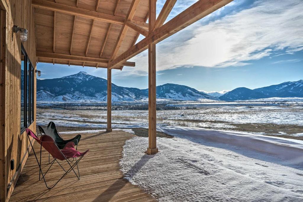 Livingston House | Secluded Paradise Valley Retreat with Stunning Views