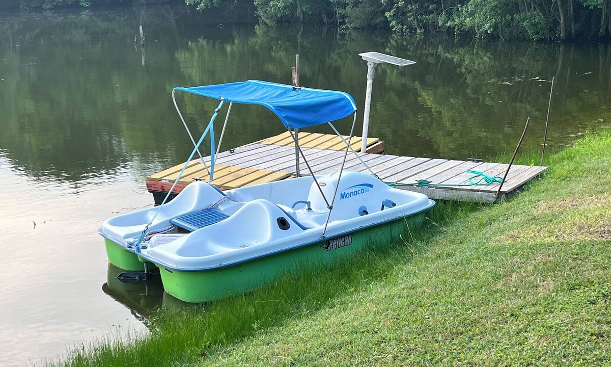 Brenham House | Secluded-Prvt fishing-Close to dwntn-firepit-paddleboat-nature trail-KING bed