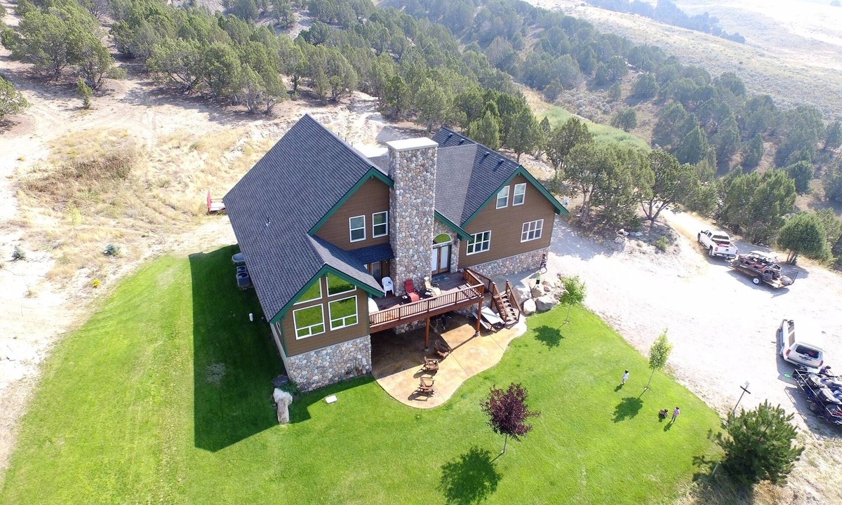 Lava Hot Springs House | Secluded Vacation Lodge for FAMILIES. Sleeps 22! Just MINUTES from Lava & Golf
