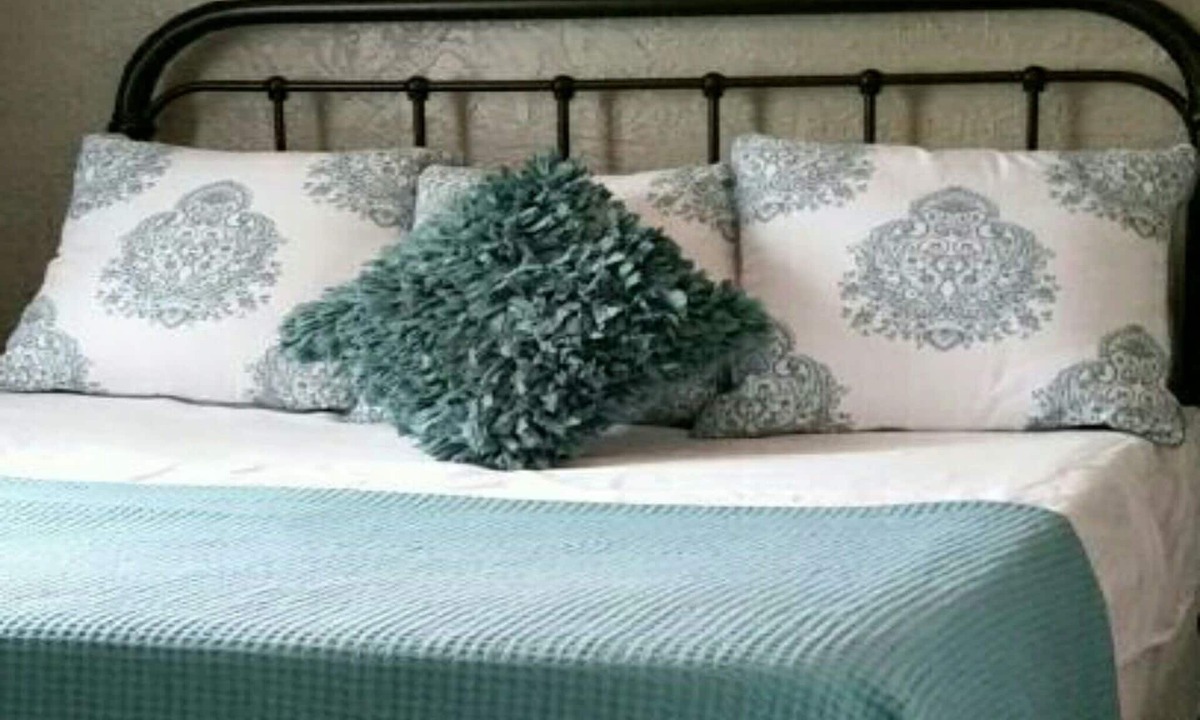 Cody House | SECRET COTTAGE YELLOWSTONE - deer hangout - 2 BLOCKS downtown n1 bedroom 2beds
