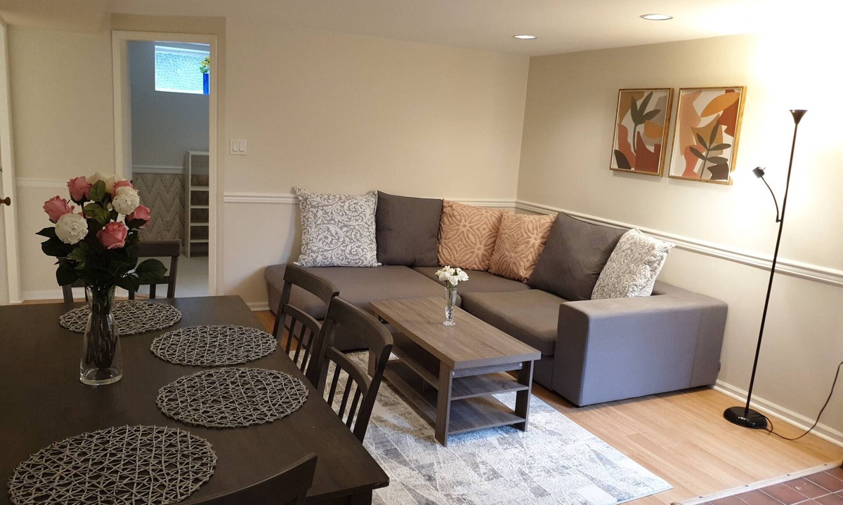 Hollyburn House | Self Contained Spacious Guest Space w/Separate Entrance in West Vancouver