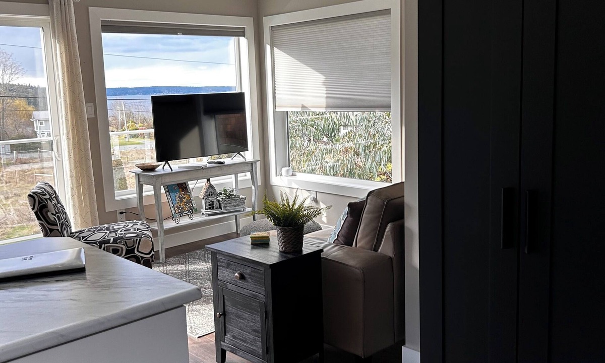 Chemainus Apartment | Self contained suite, all you will need for your stay in Oceanside Chemainus.nn