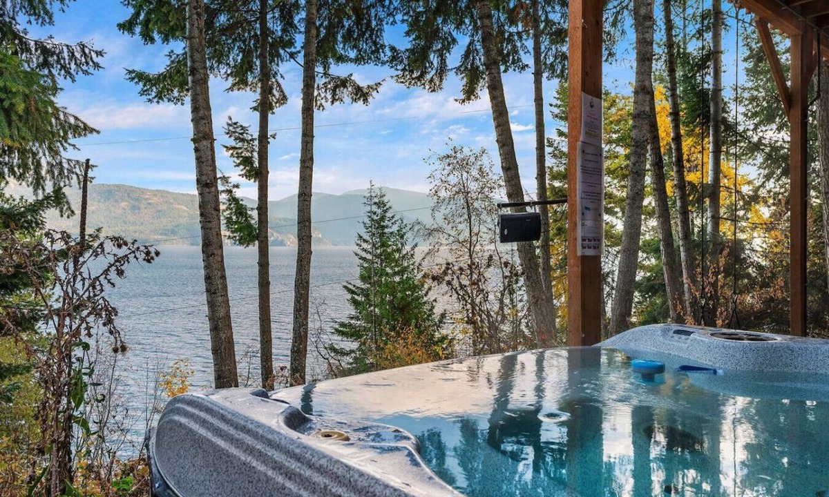 Sagle House | Serene Lake House | Hot Tub + Breathtaking Views!