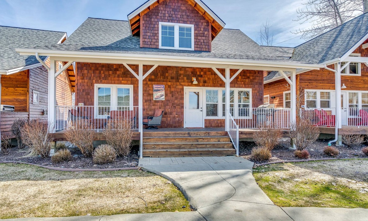 Dover Bay House | Serenity - 2 Bedroom and Loft 2 Bath Parkside Bungalow